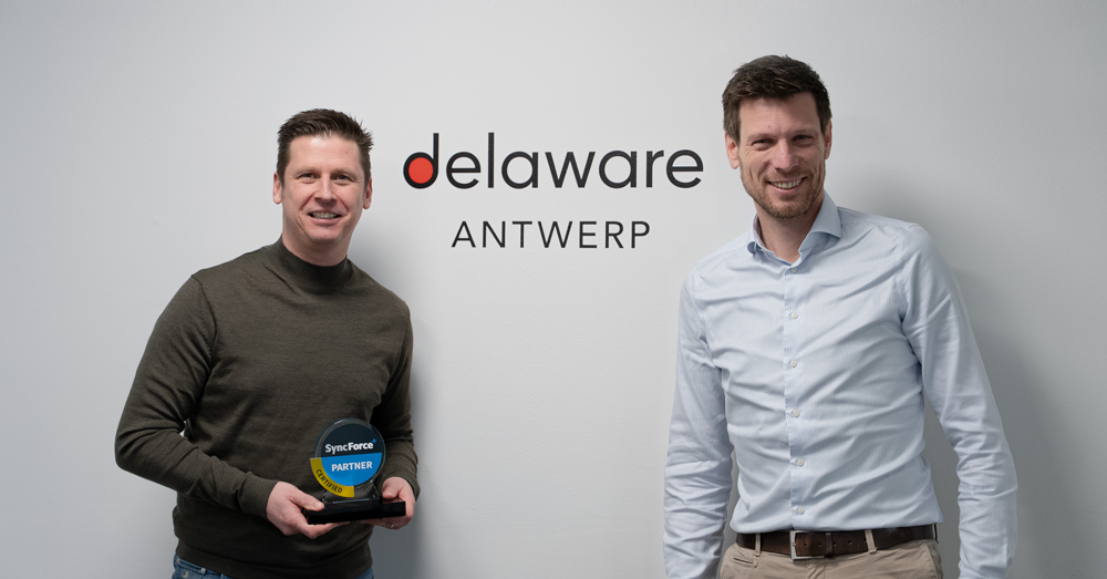 Paul Oudenhooven overhandigt de SyncForce Certified Partner trophy aan Bart Van Kerkhoven bij delaware Belgium.